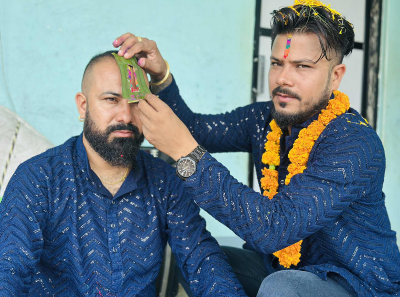  तनहुँमा दाजुभाइले एकापसमा लगाए भाइटीका 